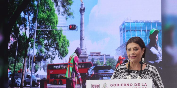 GCDMX lanza operativo contra basura en las coladeras