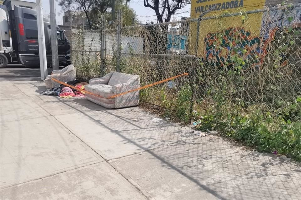 Emplayan a presunto narco y lo abandonan como basura en calles de Naucalpan