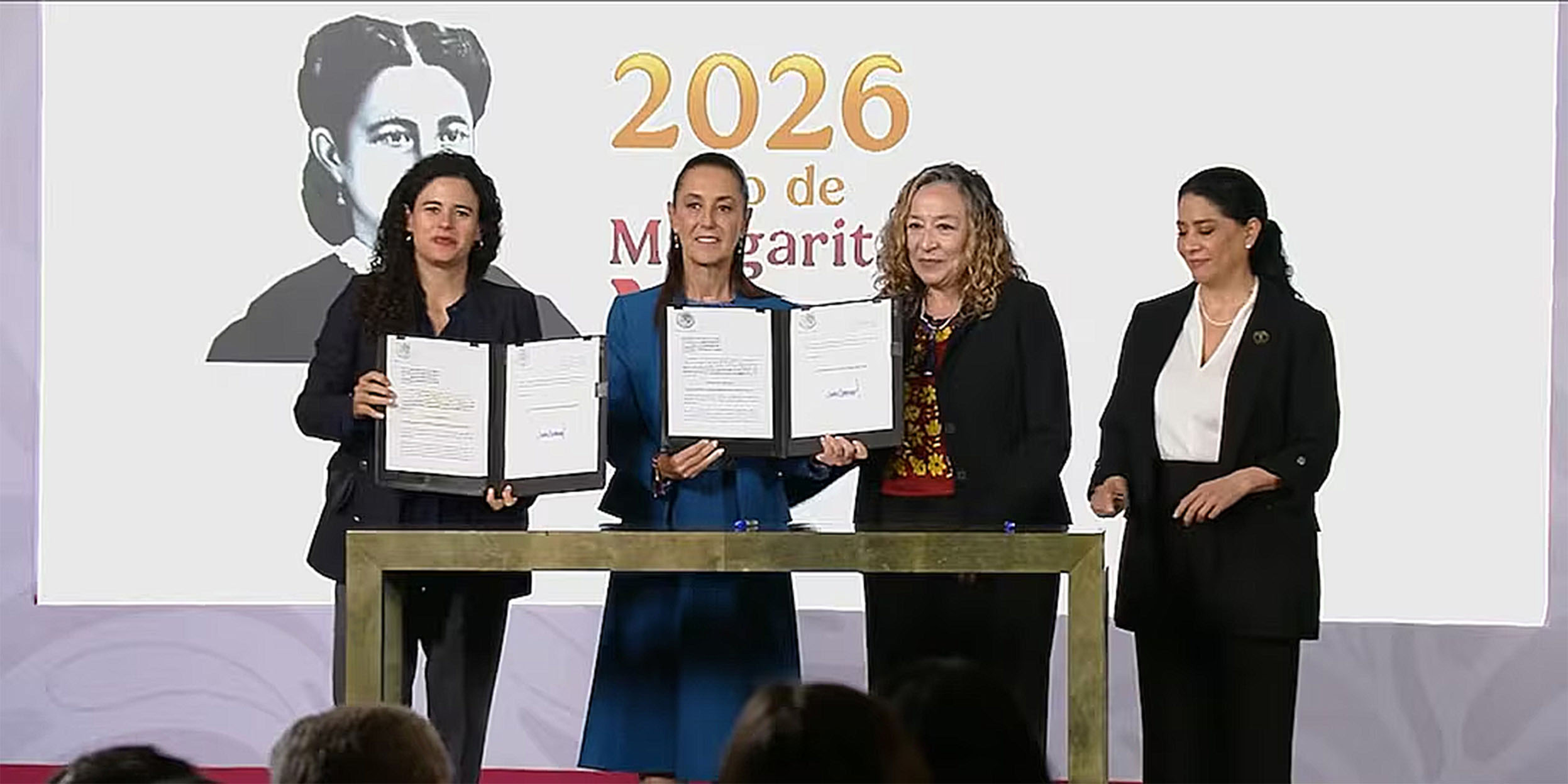Claudia Sheinbaum firma iniciativa de ley contra el feminicidio