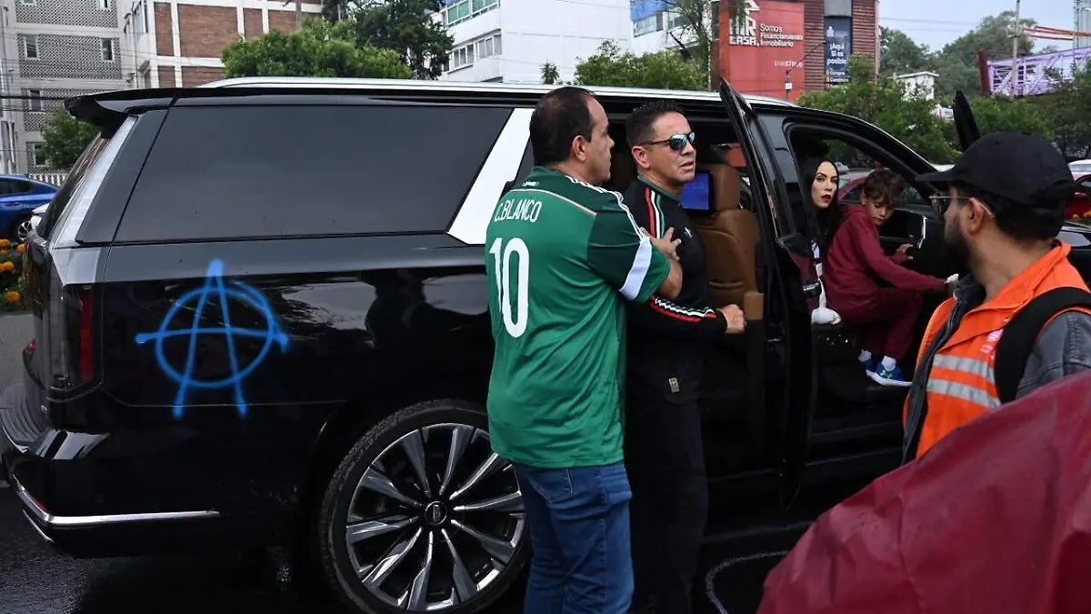 Manifestantes agreden a Cuauhtémoc Blanco en Periférico Sur rumbo al Estadio Ciudad de México