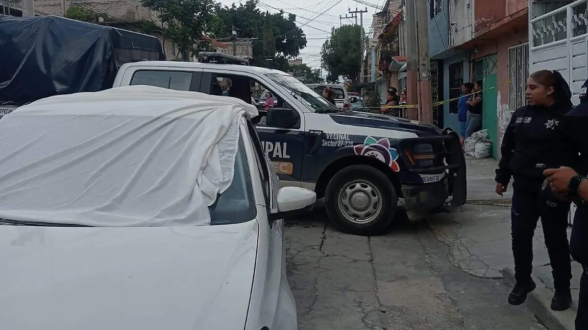 Hombre es atacado a balazos dentro de su vehículo en Ecatepec