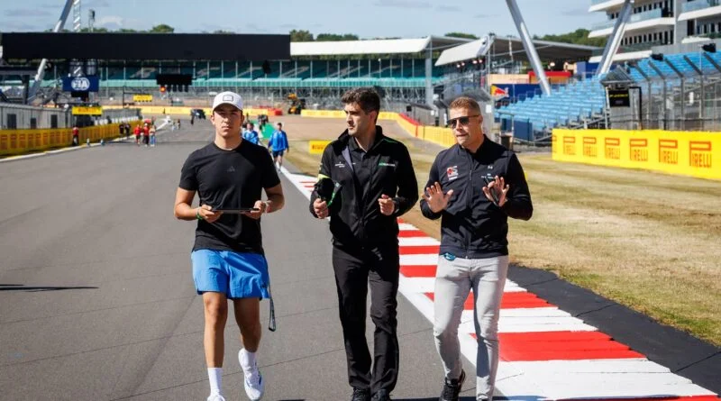 Ricardo escoto suma valiosa experiencia y demuestra sólida adaptación en la fia Fórmula 3 en Silverstone