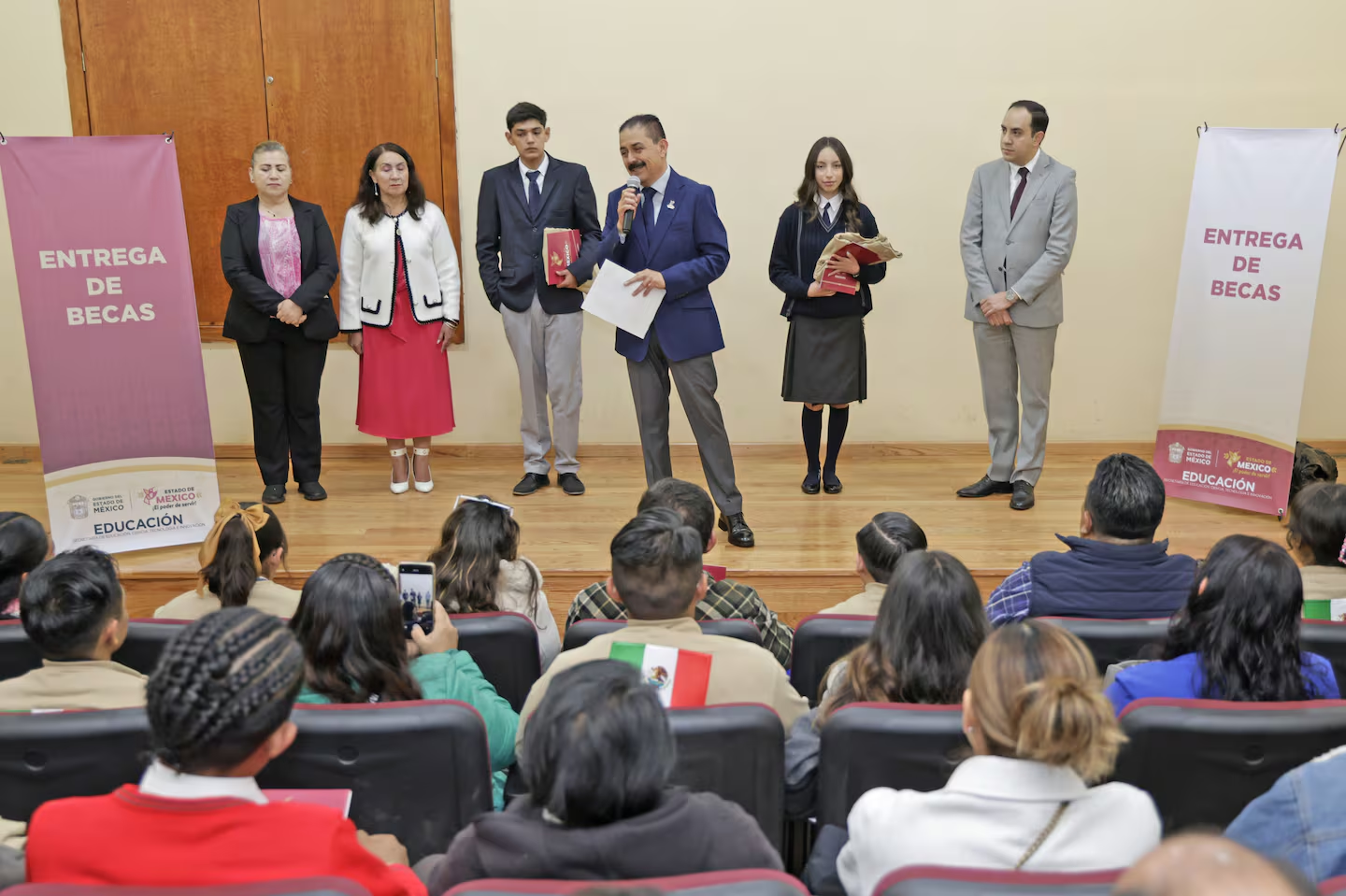 Edomex entrega 30 becas de Permanencia Académica a jóvenes que competirán a nivel internacional