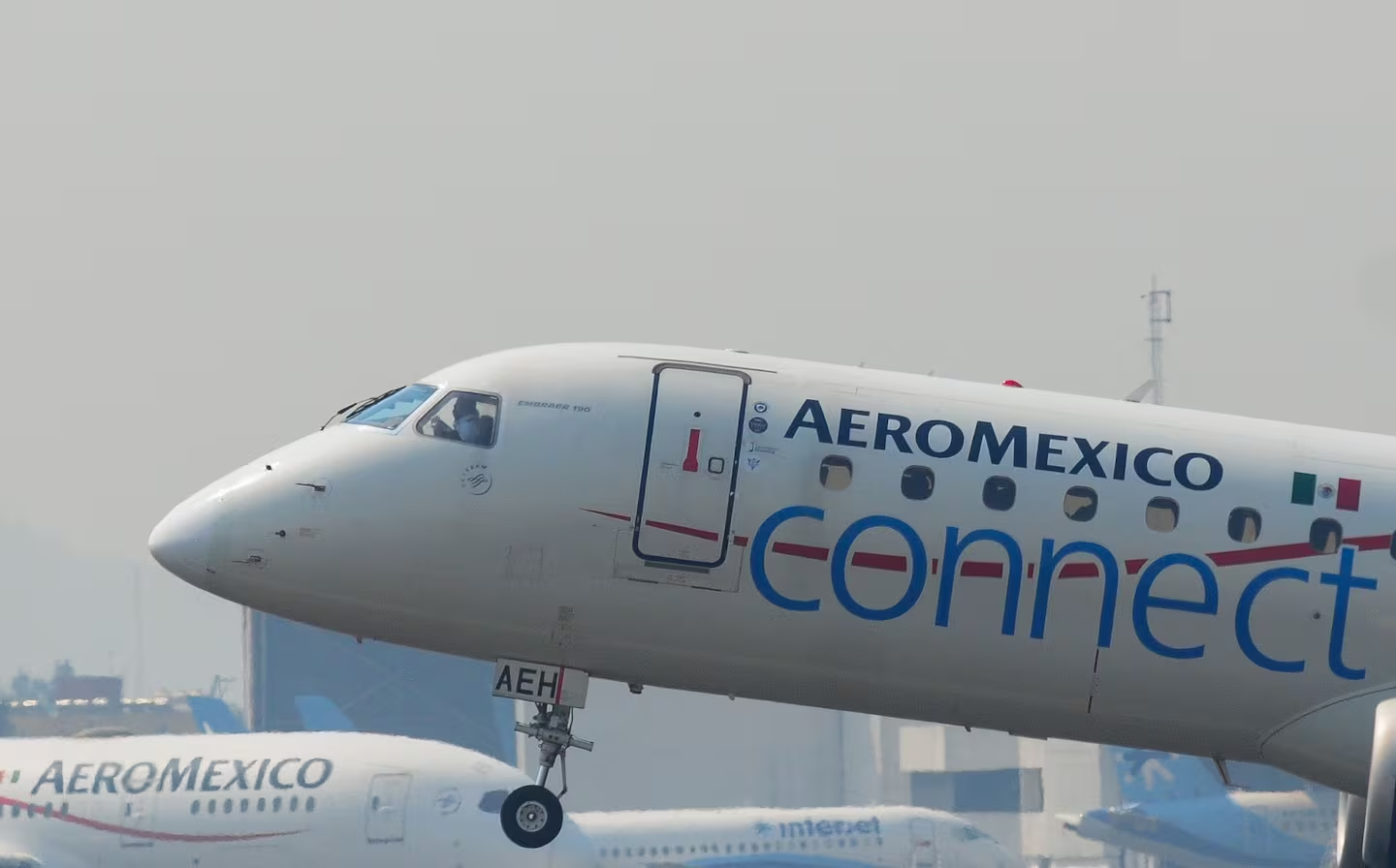 “Es prácticamente un secuestro”: la desesperante espera de pasajeros por seis horas en un avión de Aeromé xico