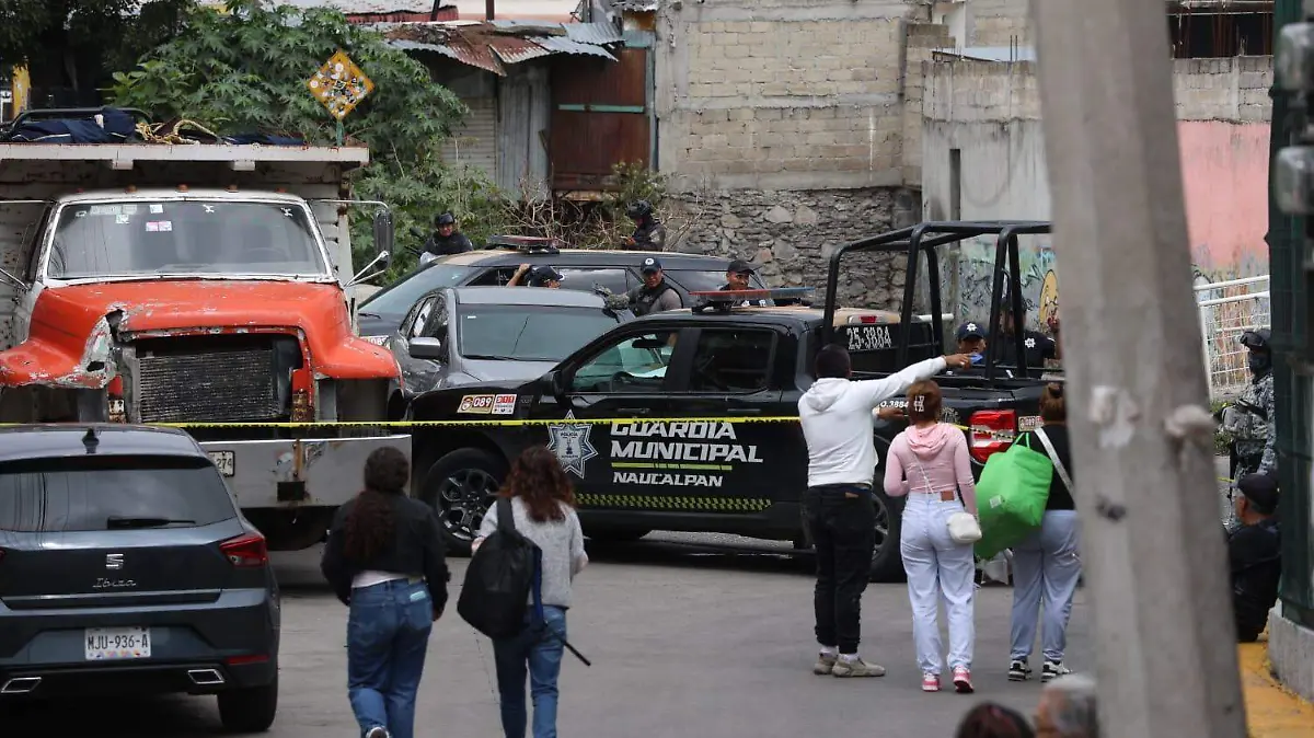 Asesinan a balazos a un hombre a bordo de su auto en la colonia Benito Juárez, Naucalpan