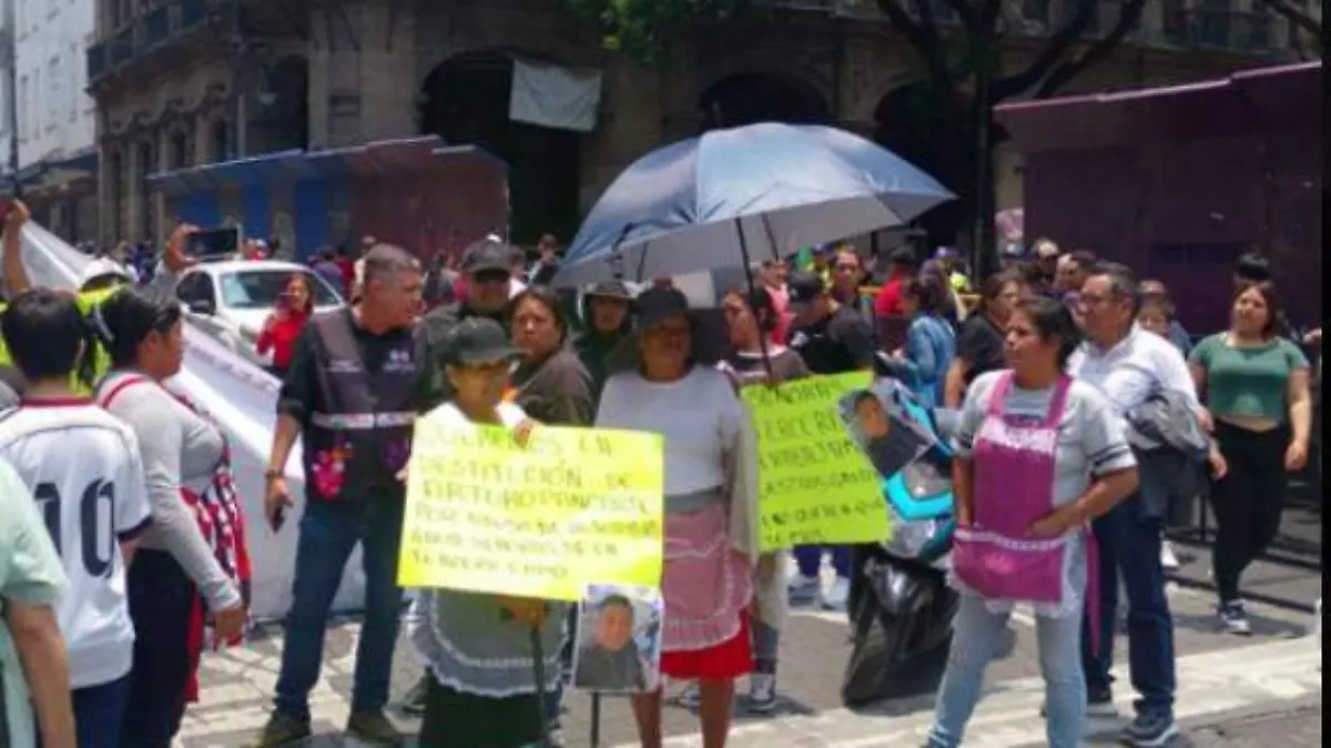 Indígenas mazahuas protestan tras ser retiradas de su punto de venta en el Centro Histórico