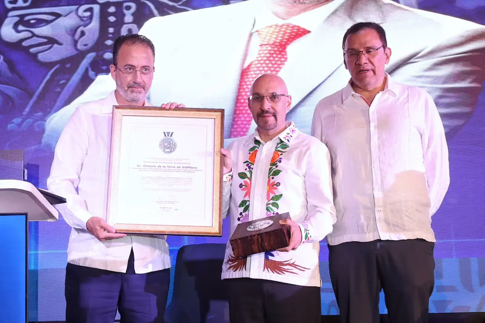 Octavio de la Torre Stéffano, presidente de CONCANACO SERVYTUR recibe la medalla CAAAREM por Excelencia en Come rcio Exterior y Aduanas 2026