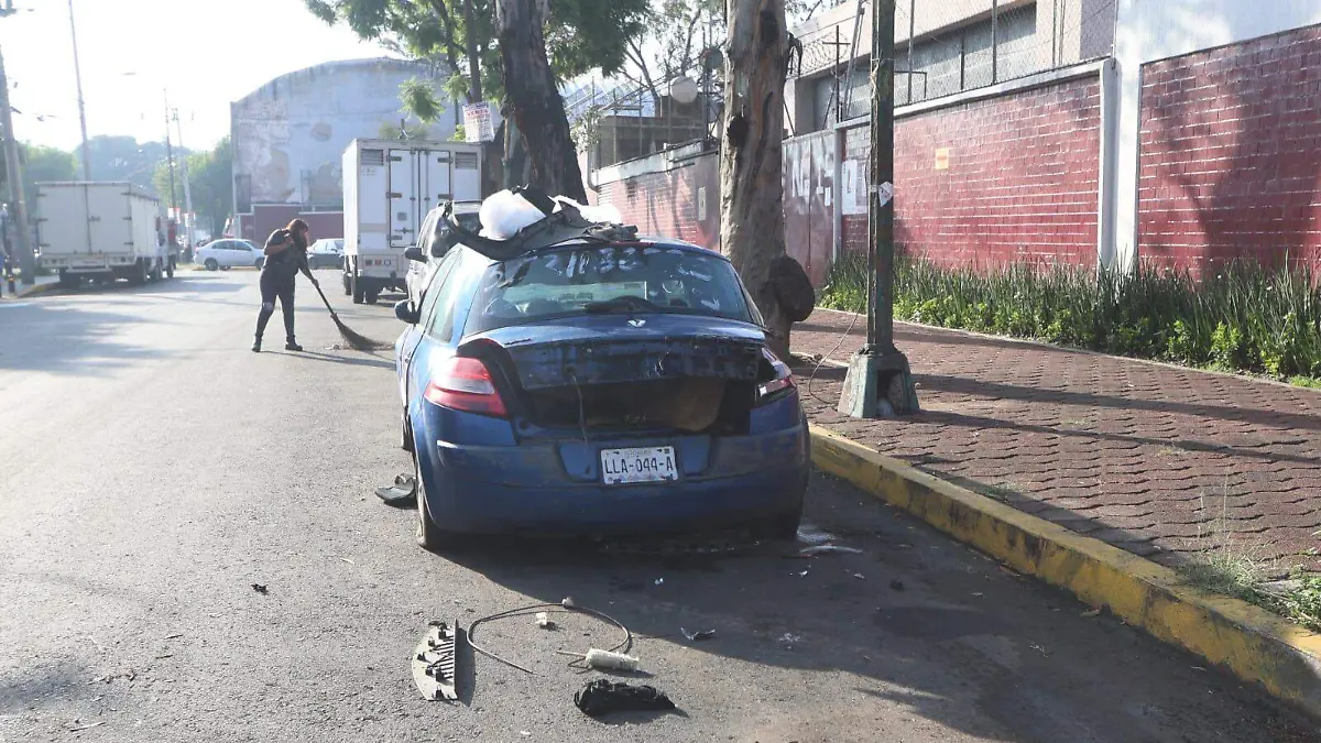 Hallan cuerpo en descomposición dentro de vehículo abandonado en Venustiano Carranza