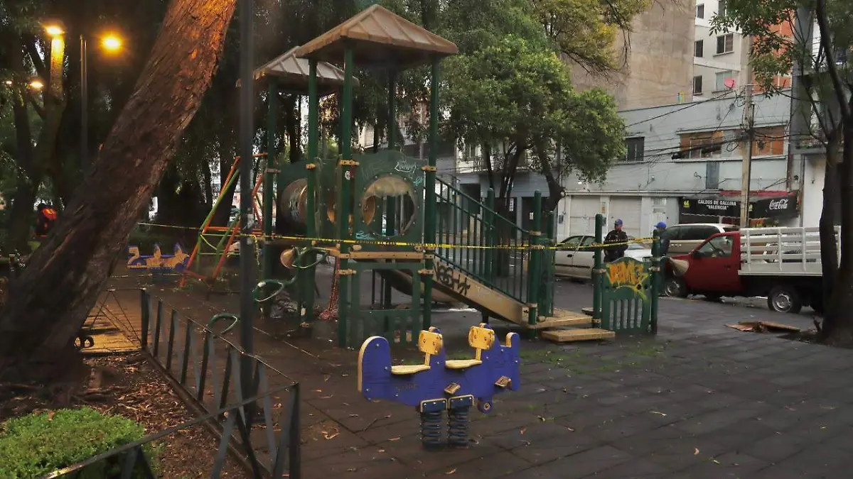 Hallan a un hombre sin vida en parque infantil de la Doctores