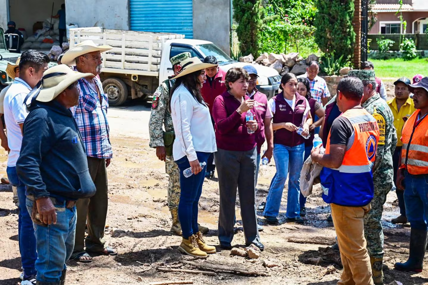 Delfina Gómez visita a familias afectadas por la lluvia en Temascaltepec