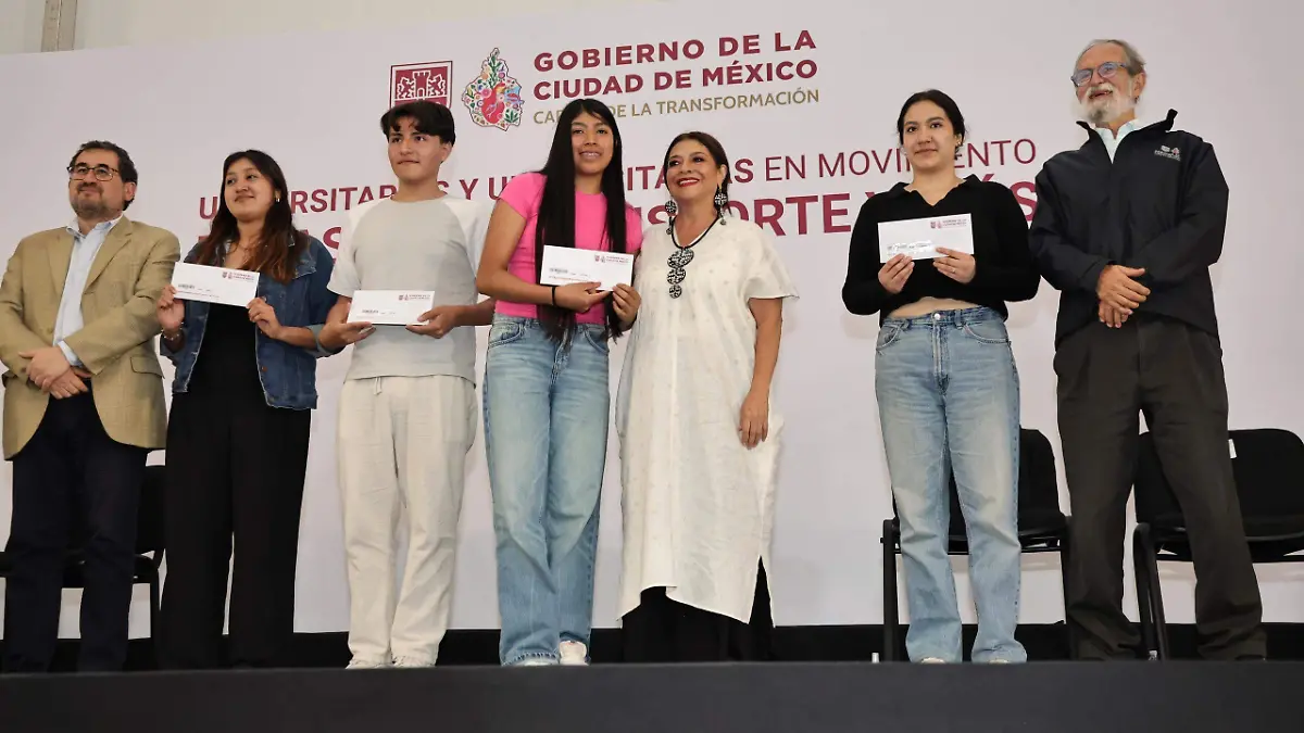 Inicia en la CDMX la entrega de beca para universitarios