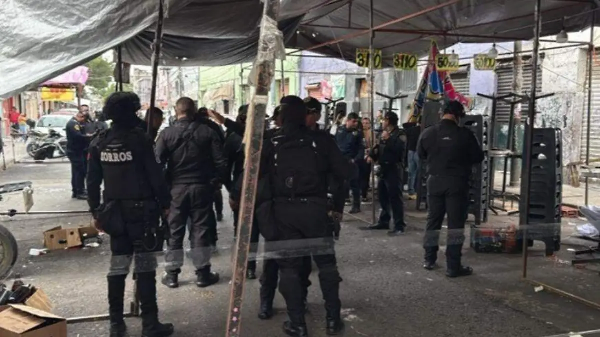 Disparan a matar contra un sujeto y hieren de gravedad a mujer y a una niña en Tepito