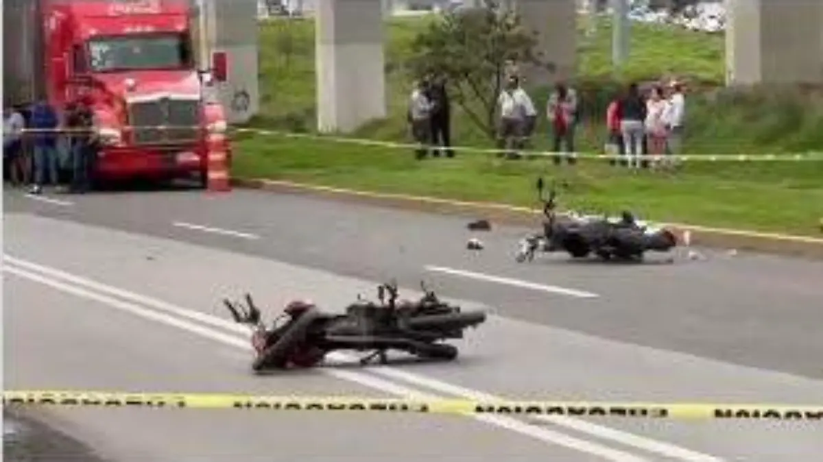 Un hombre muerto y dos lesionados deja choque entre motos en Toluca