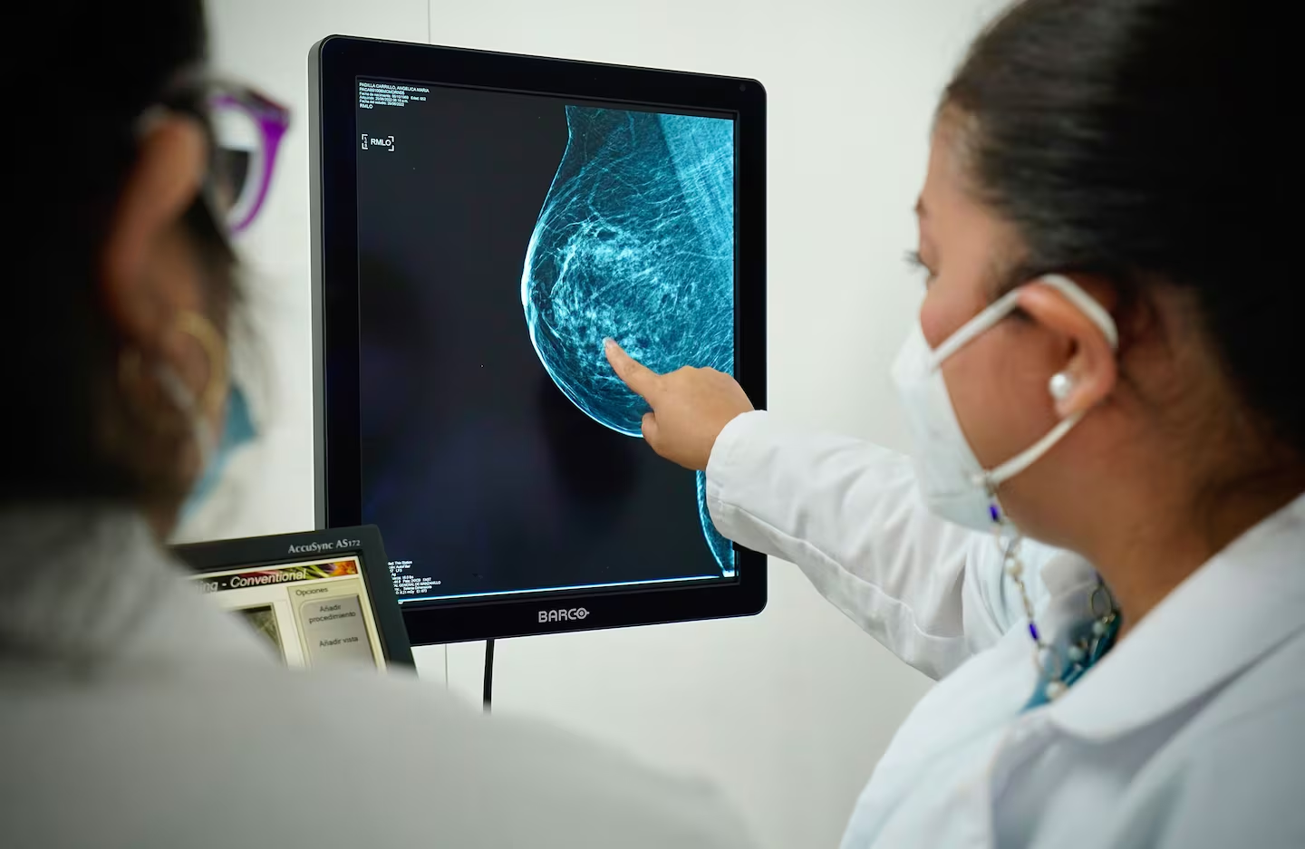 PAN propone incentivos para empresas que den permisos a quienes cuidan personas con cáncer de mama