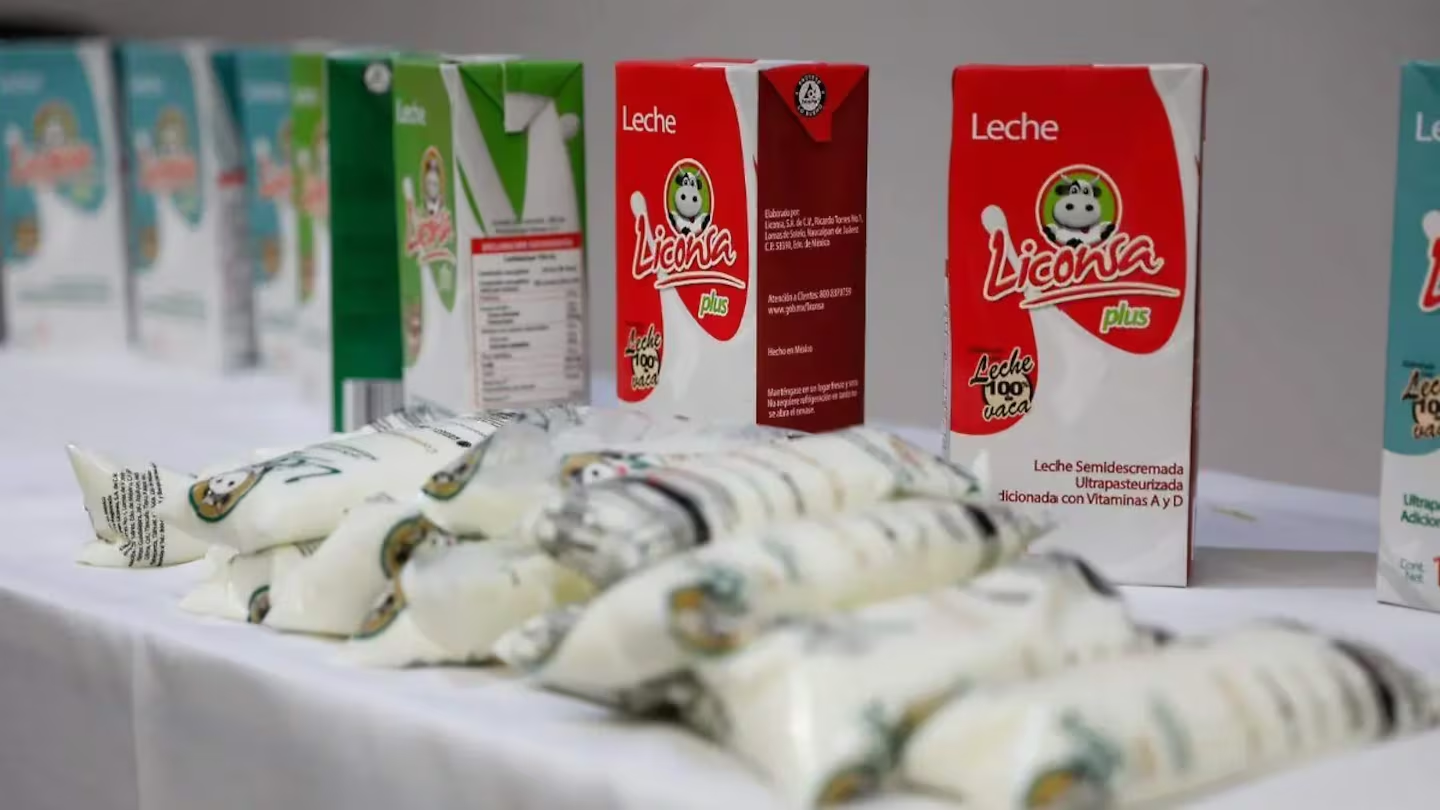 Vecinos de la Gustavo A. Madero se manifiestan ante desabasto de leche para el Bienestar