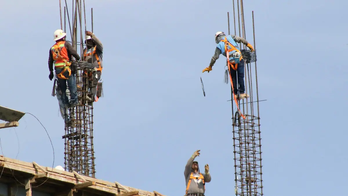 Vecinos denuncian obras sin permisos en Lomas del Chamizal; piden suspensiones en Cuajimalpa Rebeca Marín Debid o a denuncias vecinales sobre presuntas irregularidades en diversas construcciones en la colonia Lomas del Chamizal, rep resentantes populares del Congreso de la Ciudad de México, estuvieron de acuerdo en solicitar al alcalde de Cuajimalpa,  Carlos Orvañanos Rea, que las áreas correspondientes de la demarcación verifiquen las obras y que, en caso necesario , sean suspendidas o clausuradas. Lo anterior, al aprobar el pleno de la Comisión Permanente del Poder Legislativo loca l, la propuesta de la diputada Brenda Fabiola Ruiz Aguilar, para que esa alcaldía suspenda o clausure las obras que no  cumplan con la obligación de exhibir el letrero con el registro de manifestación de construcción, como lo establece e l Reglamento de Construcciones capitalino. En la fundamentación del punto de acuerdo, la legisladora de la fracción pa rlamentaria de Morena dijo que si bien el