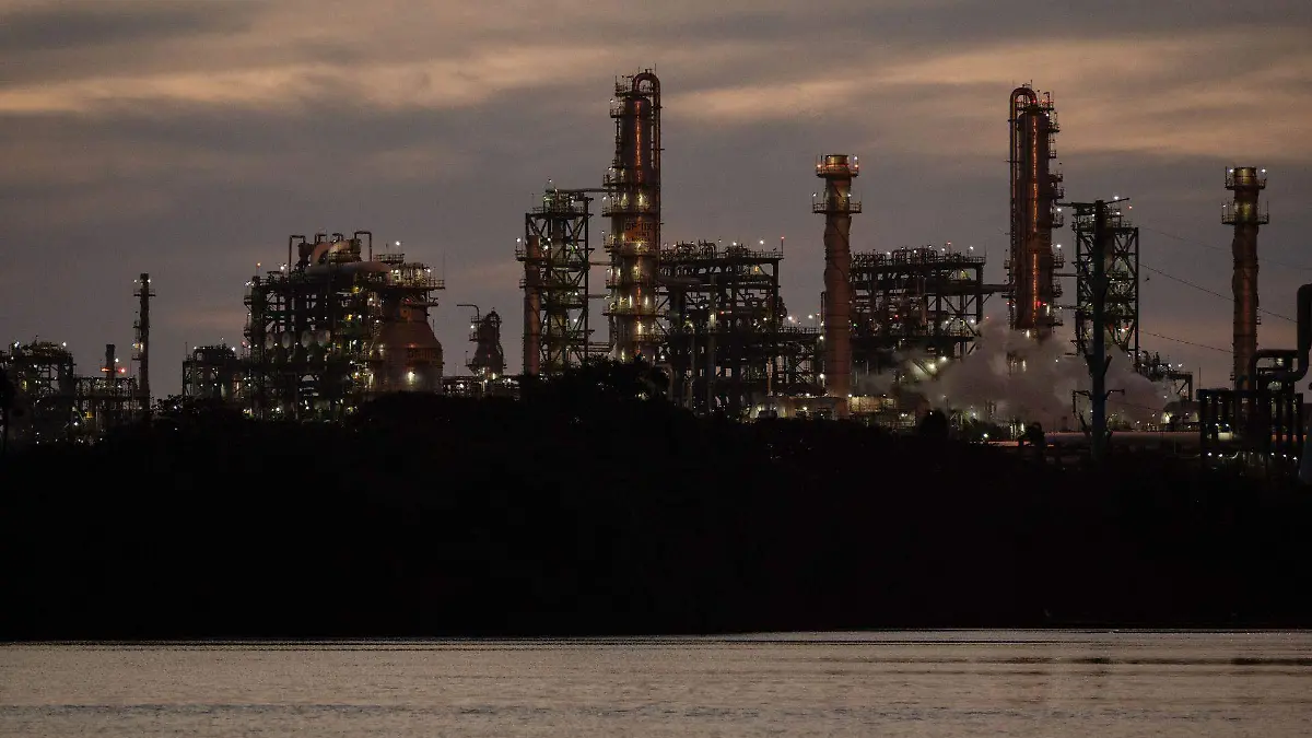Semarnat da marcha atrás al proyecto de Pemex en Hidalgo tras rechazo ciudadano