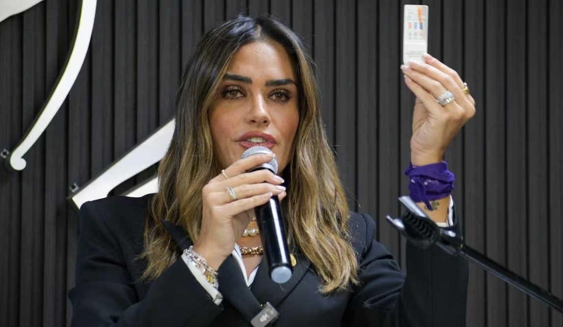 Rojo de la Vega propone trueque a Brugada: Regresará estatuas de Castro y Che si se aumenta el presupuesto par a su alcaldía Rebeca Marín Alessandra Rojo de la Vega, alcaldesa de Cuauhtémoc, confrontó el día de ayer propuesta  de Clara Brugada de reponer estatuas del Che Guevara y Fidel Castro en un parque de la ciudad. Afirma priorizar el biene star de los ciudadanos sobre los monumentos públicos. La estatuas que representan a Ernesto “Che” Guevara y Fidel C astro sentados en una banca son una obra conjunta titulada “Monumento Encuentro”, una escultura creada por el artis ta Óscar Ponzanelli, que busca conmemorar el primer acercamiento entre ambos líderes comunistas, el cual se dio en Mé xico en el año 1955, en la colonia Tabacalera del entonces Distrito Federal. Esta obra se instaló en Jardín Tabacaler a entre las calles Miguel Ramos Arizpe e Ignacio Mariscal, atrás del Museo Nacional de San Carlos en diciembre de 2017  y desde entonces han sido objeto de reiterad