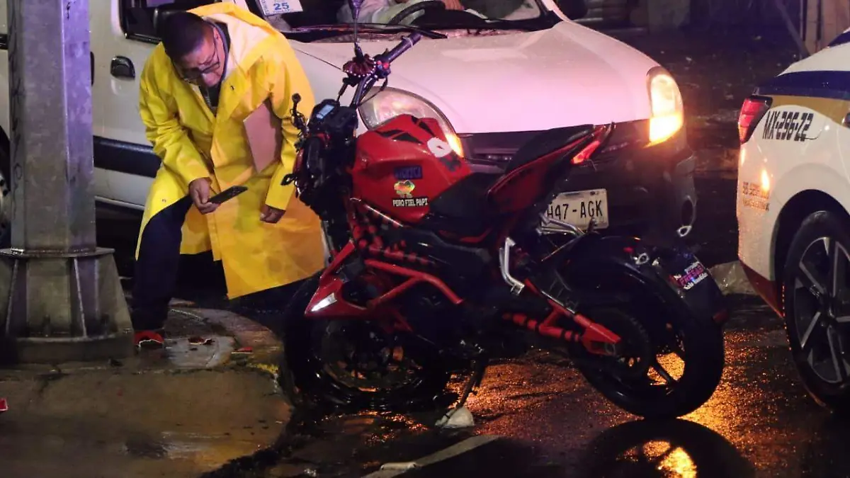 Auto embiste a motociclistas y muere una mujer en Iztapalapa