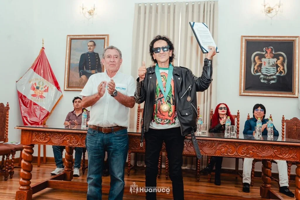 Alex Lora recibe reconocimiento como Huésped Ilustre de la Ciudad de Huánuco