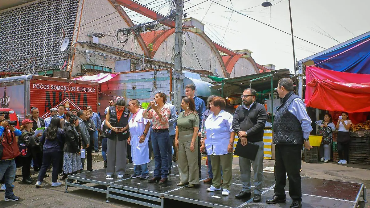 Sorprende Clara Brugada a comerciantes de La Merced previo a entrega de obras de rehabilitación