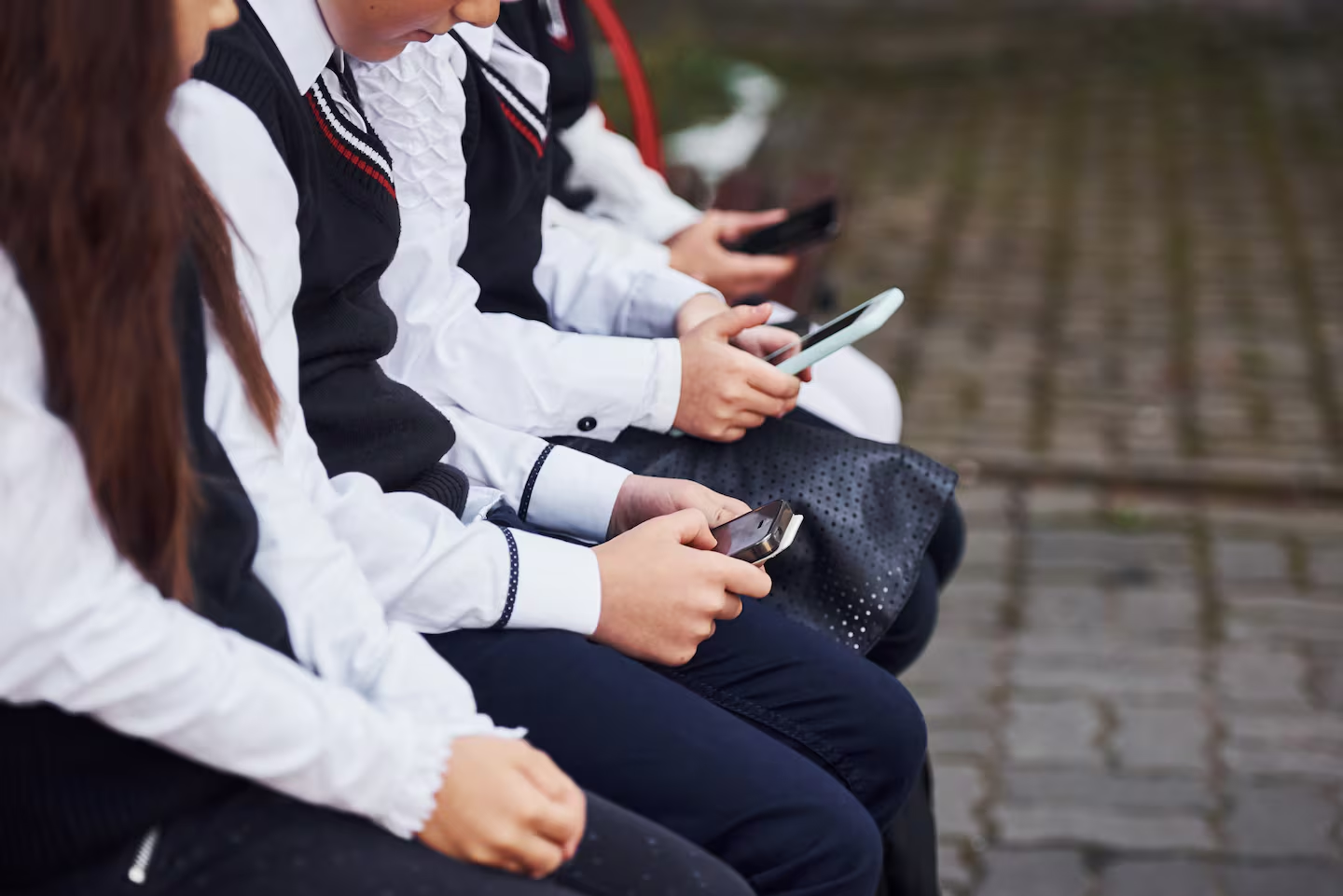Congreso CDMX urge a la SEP regular los celulares en las escuelas