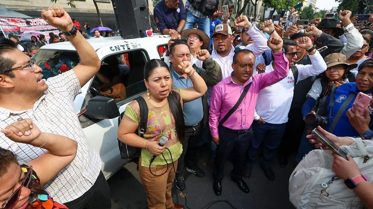 Sheinbaum autoriza más de mil plazas nuevas para maestros de la Sección 22 de Oaxaca