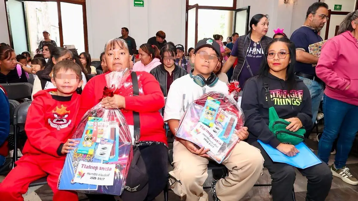 Tlalnepantla entrega mochilas y útiles a cambio de materiales reciclables