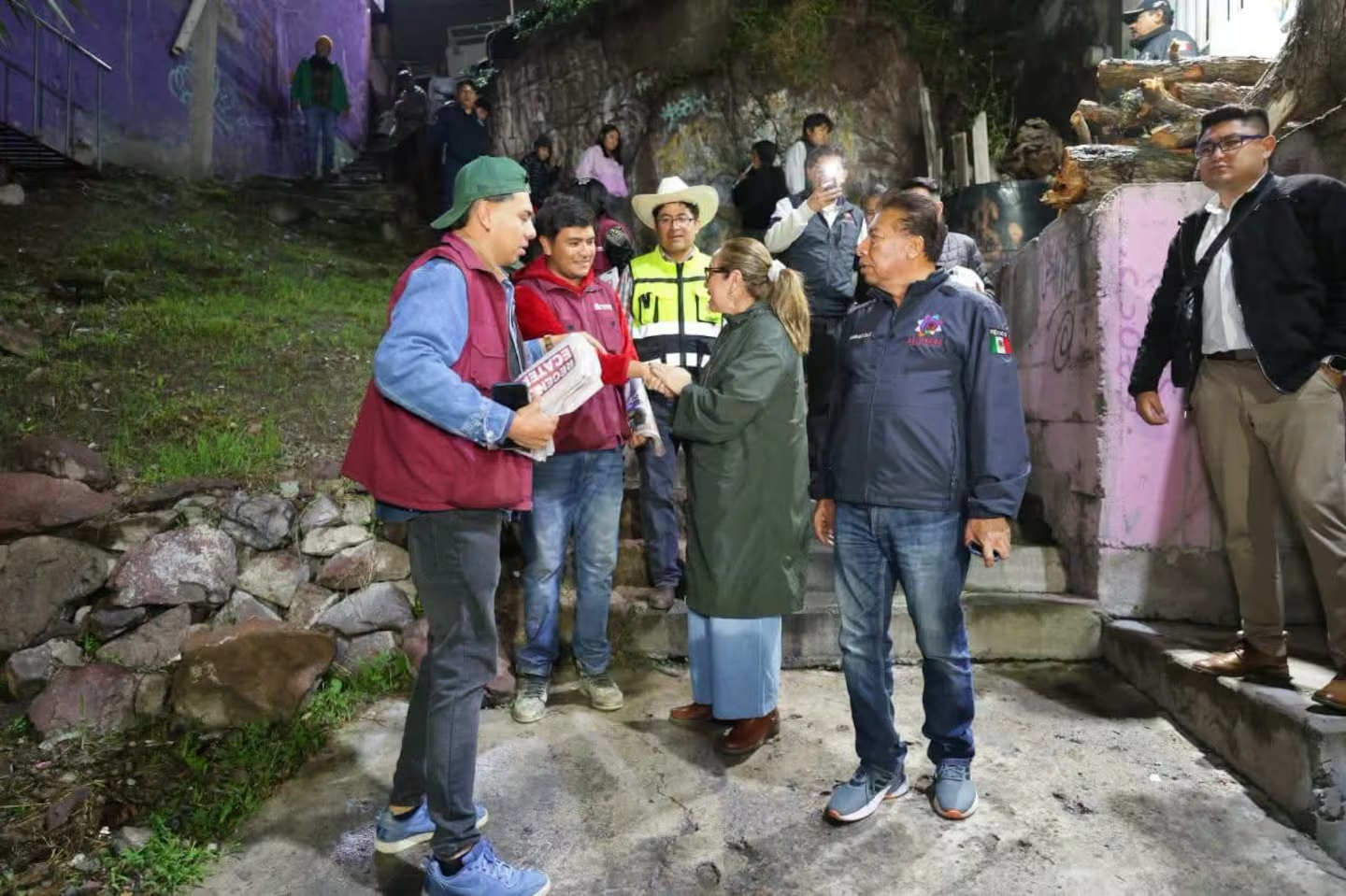 Azucena Cisneros supervisa recolección nocturna de basura en Taxalpa