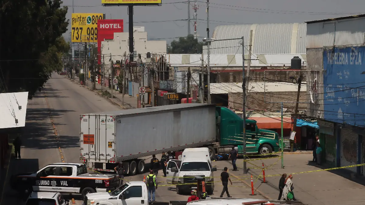 Muere motociclista tras impacto contra tráiler en Vía López Portillo