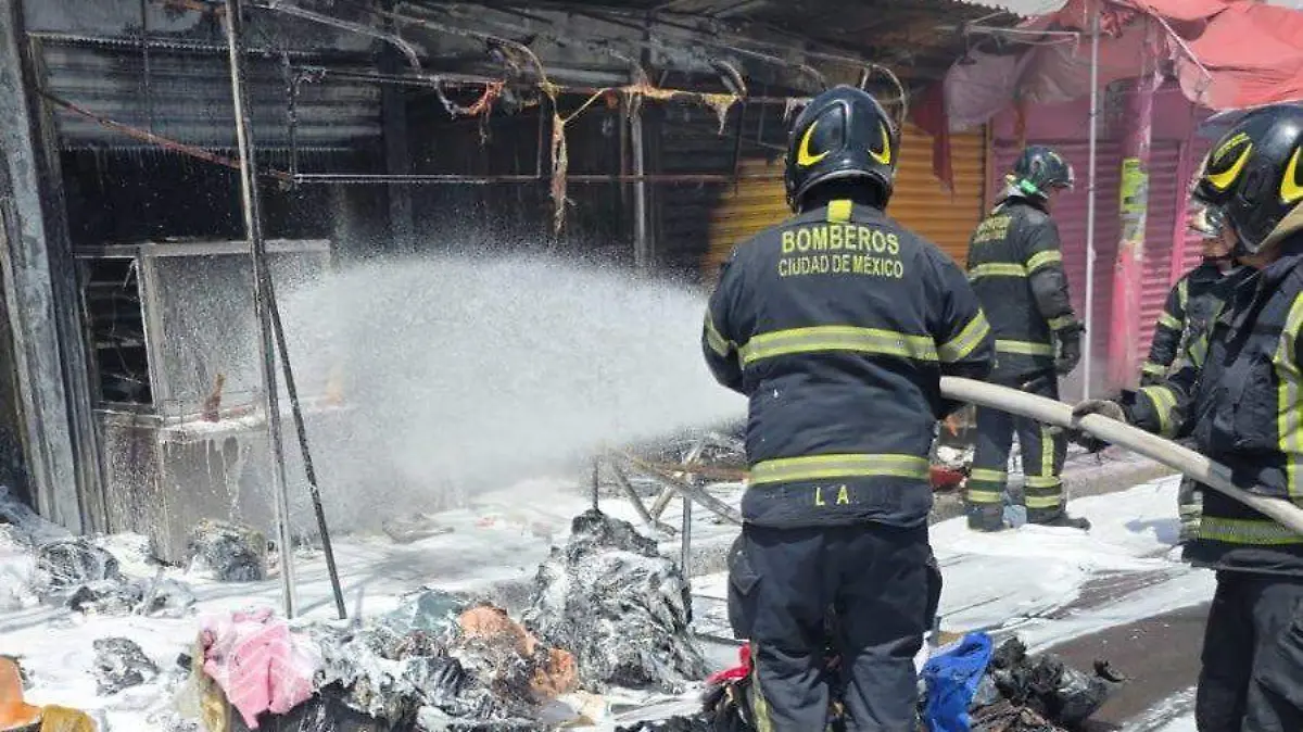 Violenta explosión calcina comercio callejero y desata pánico