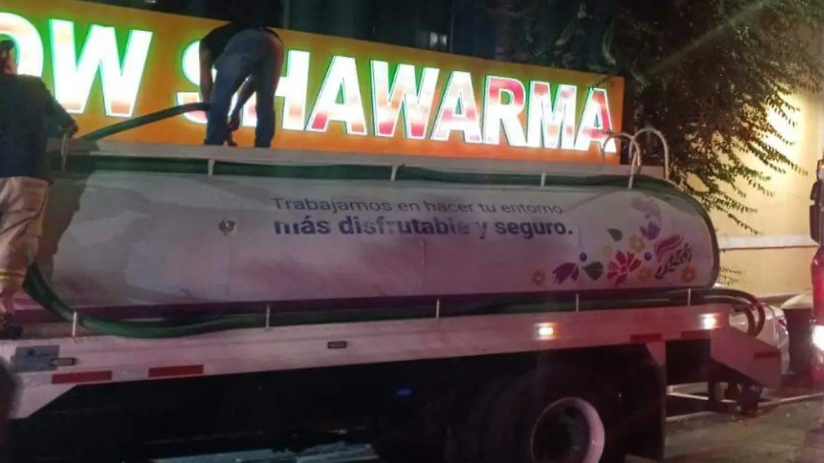 Arde azotea de restaurante en la Benito Juárez; evacuan a 24 personas