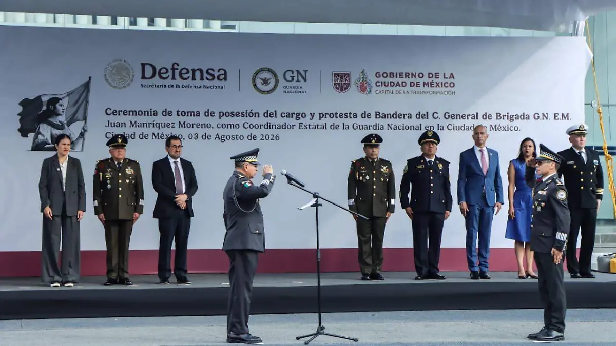 El general Juan Manríquez toma el control operativo en la Guardia Nacional en CDMX Martín Aguilar En una cerem onia solemne marcada por el protocolo castrense, el General de Brigada de la Guardia Nacional Estado Mayor, Juan Manríq uez Moreno, tomó posesión este lunes 3 de agosto como nuevo Coordinador Estatal de la corporación en la Ciudad de Mé xico. El relevo institucional busca reforzar las tareas de seguridad, la coordinación y el despliegue operativo en las  16 alcaldías de la capital. El acto tuvo lugar a las 17:00 horas en las instalaciones de la Guardia Nacional Base CONTE L, ubicadas en la alcaldía Iztapalapa. La toma de protesta de cargo y de bandera estuvo encabezada por el General de Di visión de Guardia Nacional Estado Mayor, Saúl Luna Jaimes, ante la presencia de altos mandos militares y autoridades d el Gobierno capitalino. Con 40 años de servicio en el fuero militar e institucional, Manríquez Moreno asume la respons abilidad de dirigir las estrategias operat