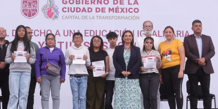 GCDMX destina 704 mdp a útiles y uniformes para 650 mil estudiantes