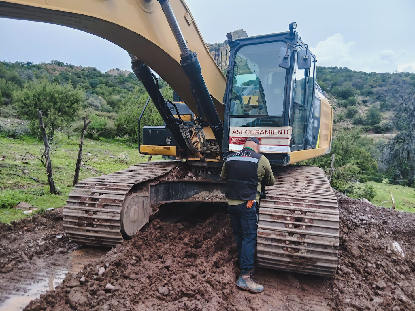 Clausuran tres proyectos ilegales de extracción de materiales en Durango: Profepa Rebeca Marín Entre el 11 y e l 14 de agosto, la Procuraduría Federal de Protección al Ambiente (Profepa) recorrió tres proyectos relacionados con  la extracción de materiales pétreos en los municipios de Lerdo y Santiago Papasquiaro, Durango. Las visitas tenían co mo objetivo revisar que las actividades cumplieran con la normatividad ambiental en materia de impacto ambiental y cambi o de uso de suelo forestal. Lo que encontraron llevó a la clausura total temporal de los tres sitios. En los dos proyec tos ubicados en Lerdo se detectó extracción de grava y arena en las inmediaciones y dentro de la zona federal del río  Nazas, mientras que en Santiago Papasquiaro se constató la remoción de vegetación de bosque templado de pino-encino.  Ninguno de los proyectos presentó las autorizaciones ambientales correspondientes. La inspección realizada el 11 de a gosto en Santiago Papasquiaro permitió id