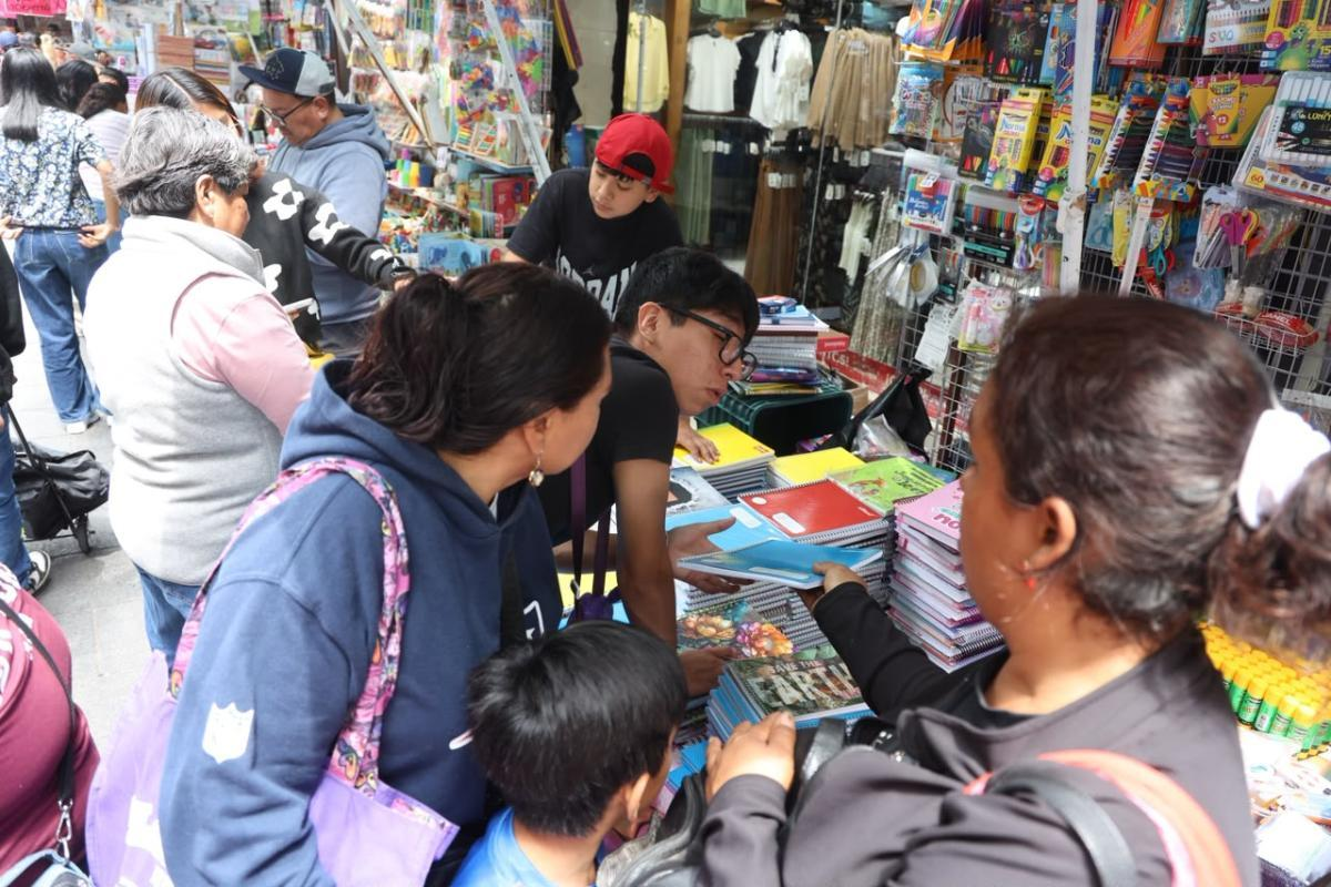 Capitalinos abarrotan Centro Histórico CDMX en busca de útiles escolares