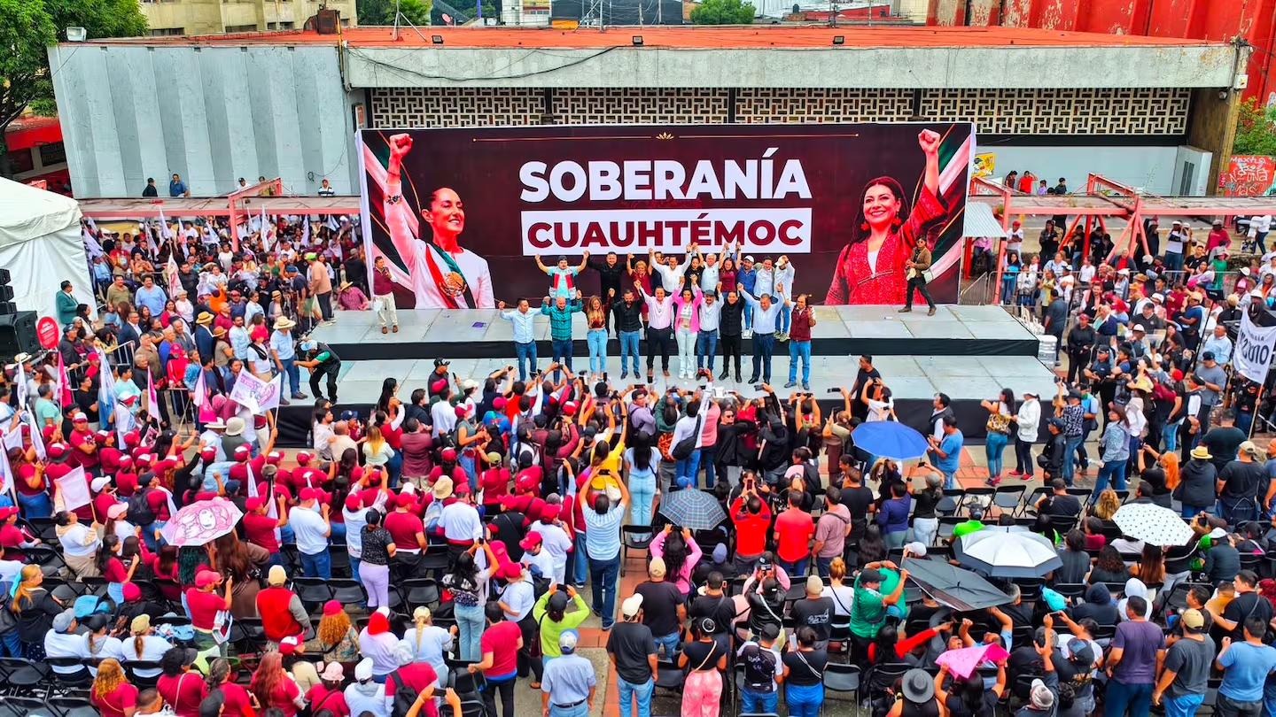 La 4T cierra filas en Cuauhtémoc; más de 20 mil respaldan a Sheinbaum y Brugada Martín Aguilar Más de 20 mil  personas se dieron cita para respaldar a la Presidenta Claudia Sheinbaum y a la Jefa de Gobierno, Clara Brugada, en una  concentración que convirtió la fuerza territorial de Cuauhtémoc en un mensaje de unidad. Organizaciones sociales, co merciantes, transportistas y liderazgos vecinales se encontraron en un mismo punto para marcar prioridades: el movimient o y el proyecto de transformación por encima de intereses particulares. El mensaje central fue la unidad. En el encuent ro confluyeron expresiones del Movimiento Urbano Popular, dirigentes históricos del comercio del Centro Histórico, org anizaciones de transportistas, representantes vecinales y más de una veintena de liderazgos territoriales, en una demo stración de que las distintas fuerzas pueden converger alrededor de un proyecto común. Entre los asistentes estuvieron  Arturo Ávila, diputado federal y vocero d