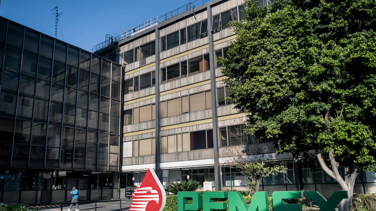 Pemex baja el costo de su deuda y mejoran sus calificaciones