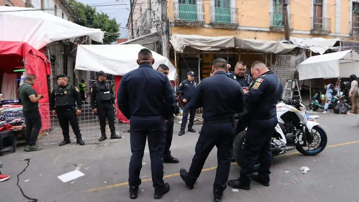 Atacan a balazos a joven entre puestos fijos del callejón de juguetes en el Centro