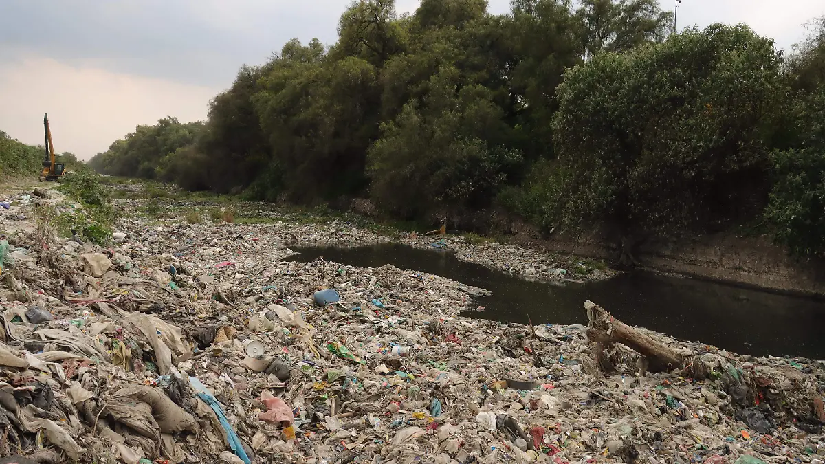 Madres buscadoras encuentran el cuerpo de una joven en un canal de Chimalhuacán