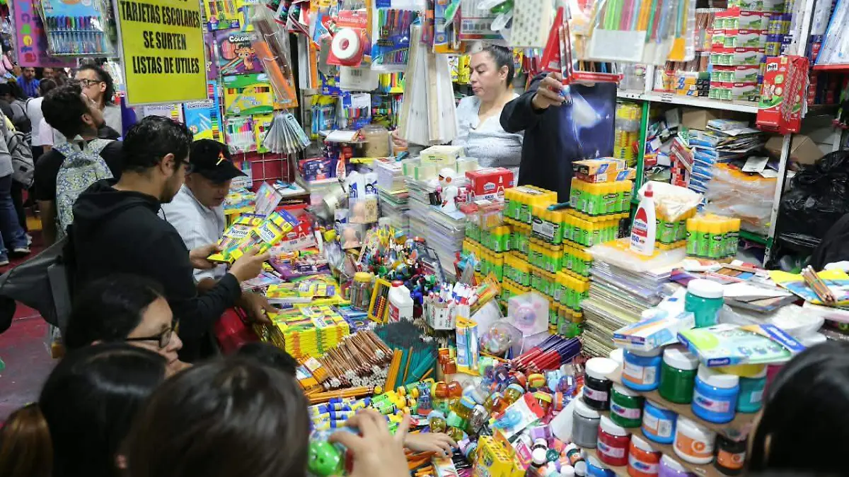 ¡A última hora! Padres de familia hacen la lista de útiles escolares en Plaza Mesones