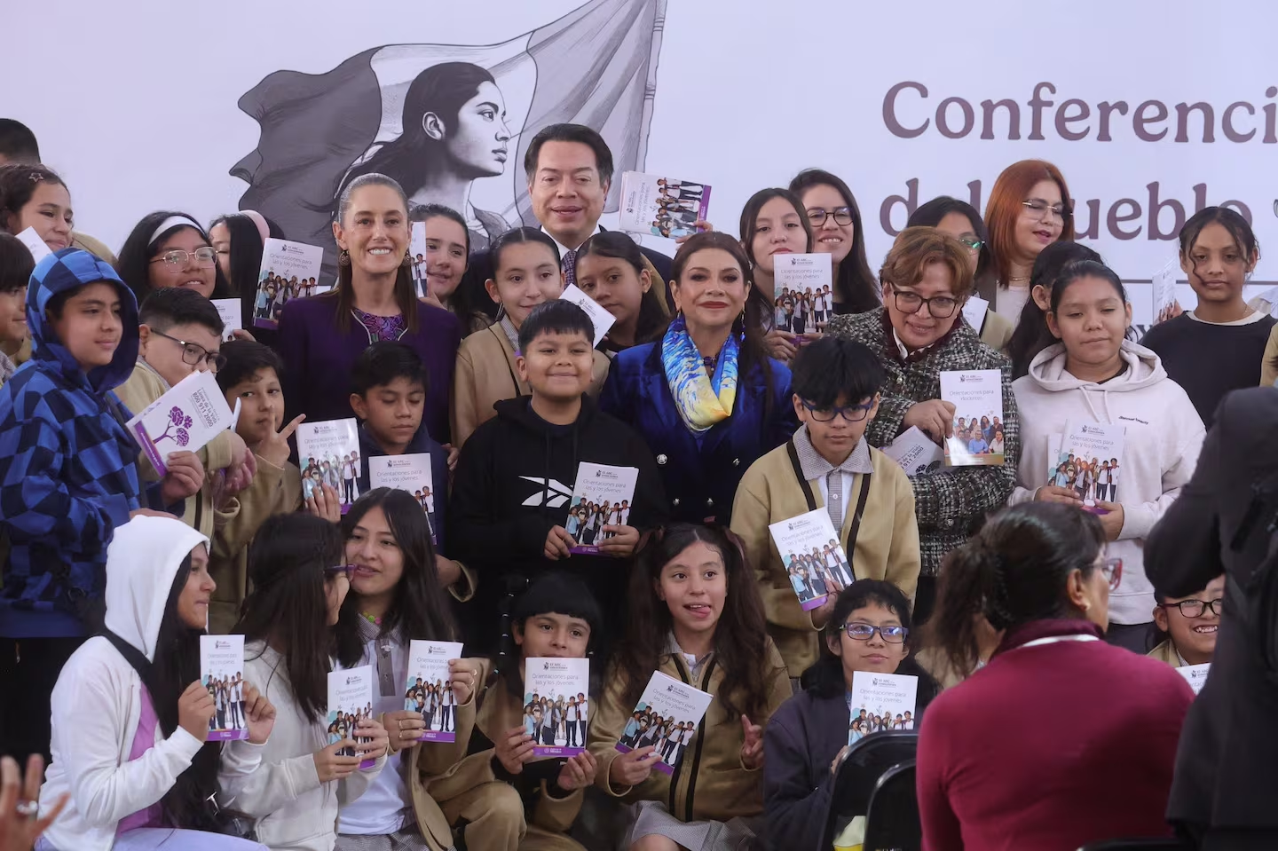 Brugada anuncia Auxilio Escolar para secundarias y preparatorias públicas de CDMX