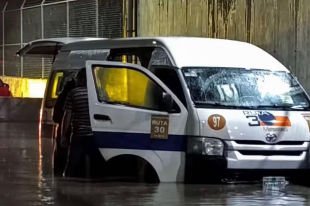 Seis personas mueren atrapados dentro de una combi inundada