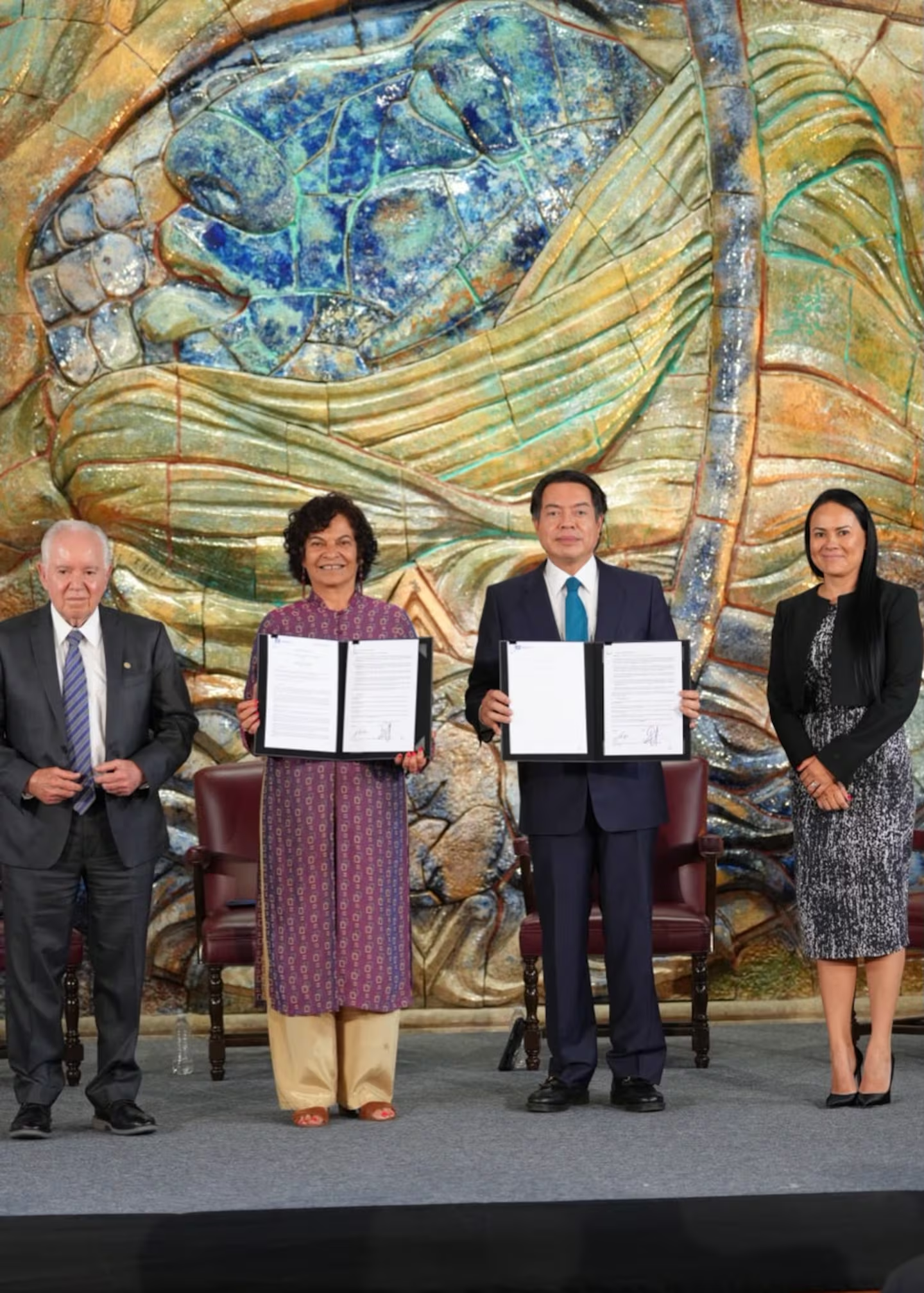 Mario Delgado firma con UNESCO acuerdo para impulsar transformación digital educativa