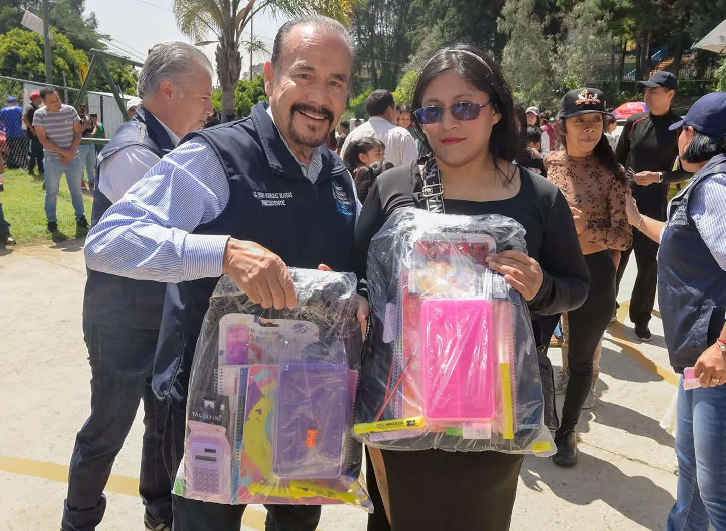 Atizapán entrega útiles escolares gratuitos a familias de Los Olivos