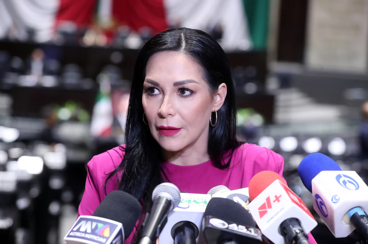 “Paquete Económico 2027 es equilibrado”, afirma Comisión de Presupuesto y Cuenta Pública Rebeca Marín La  presidenta de la Comisión de Presupuesto y Cuenta Pública de la Cámara de Diputados, Merilyn Gómez, aseguró que el  Paquete Económico 2027 es “equilibrado” y mantiene disciplina financiera, al tiempo que contempla mayores recursos  para salud, educación, infraestructura, seguridad y programas sociales. La legisladora, perteneciente al grupo parlame ntario de Morena, señaló que el proyecto de Presupuesto de Egresos de la Federación (PEF) para 2027 contempla un gast o de entre 10.5 y 10.6 billones de pesos, cifra que, dijo, representa prácticamente el doble del último presupuesto ap robado durante el gobierno de Enrique Peña Nieto, que ascendió a 5.2 billones de pesos. Gómez Pozos sostuvo que este  crecimiento se ha logrado sin un incremento significativo de la deuda respecto del Producto Interno Bruto (PIB). “Noso tros hemos duplicado el Presupuesto de Eg