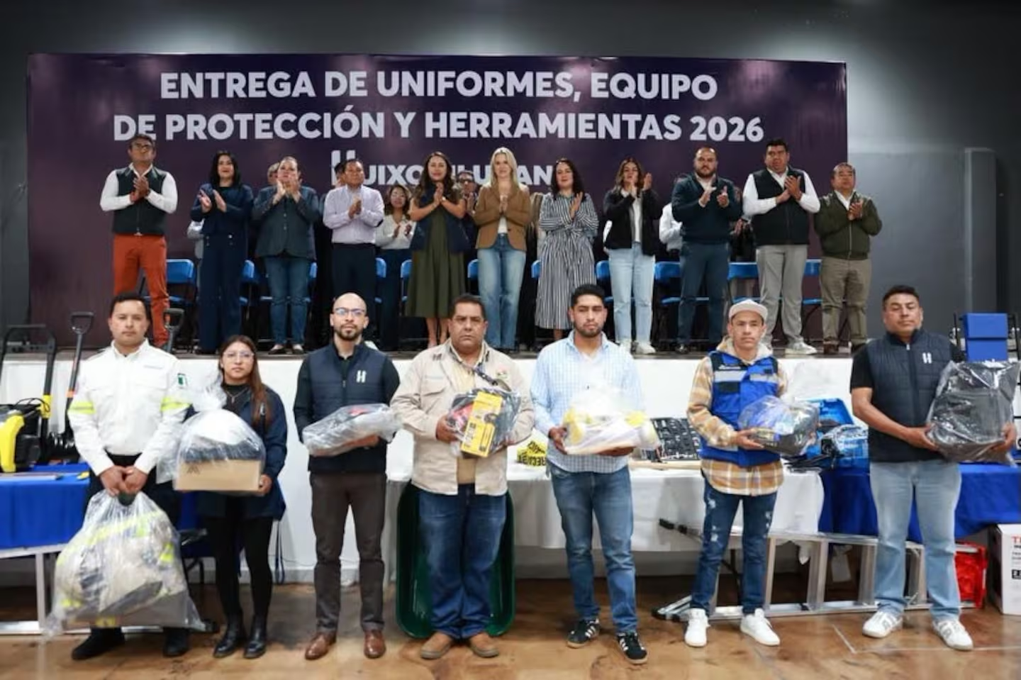 Huixquilucan entrega más de 5 mil uniformes y equipo a trabajadores del municipio