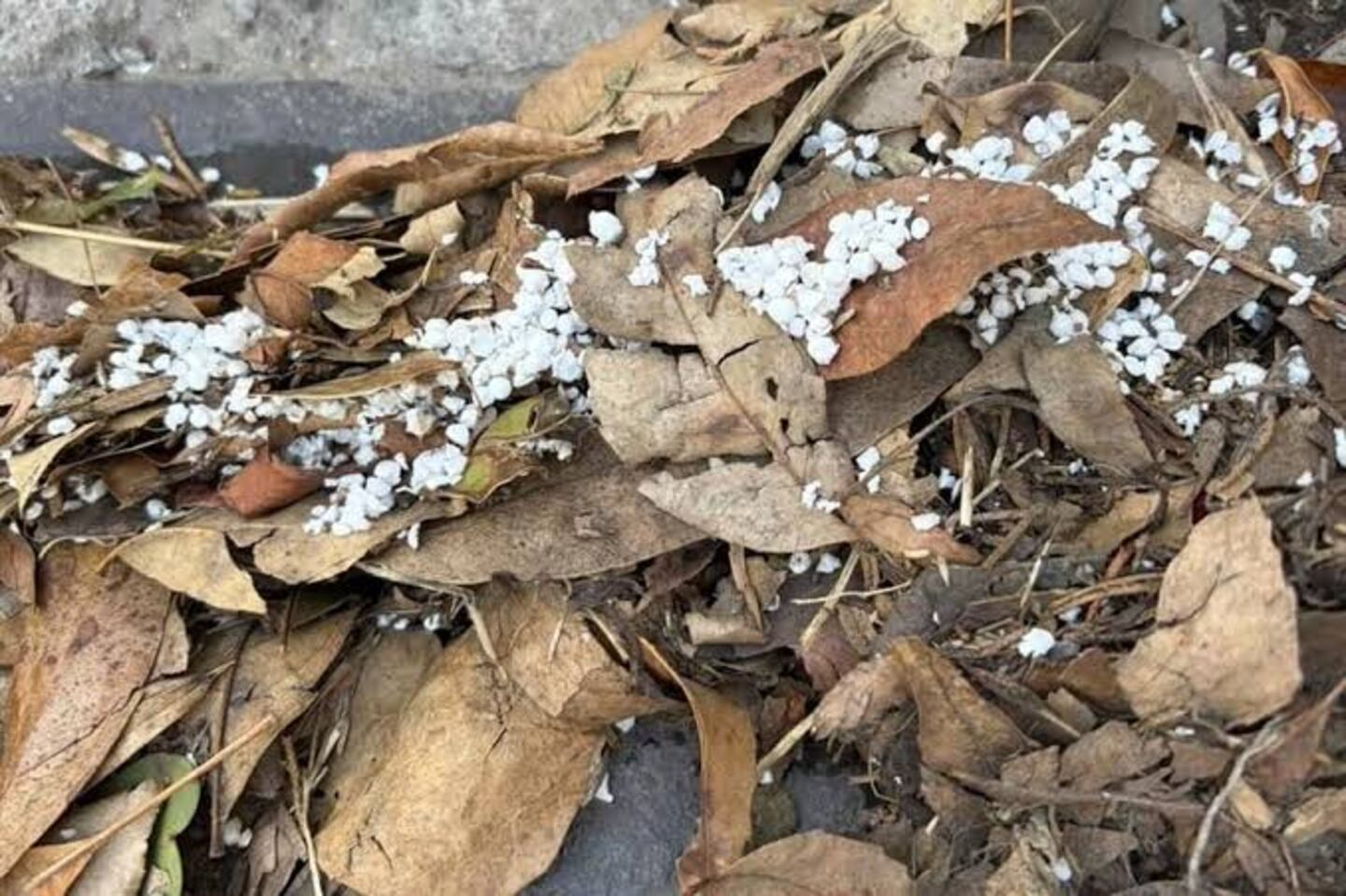 Vecinos piden investigar contaminación por residuos de unicel en Huixquilucan