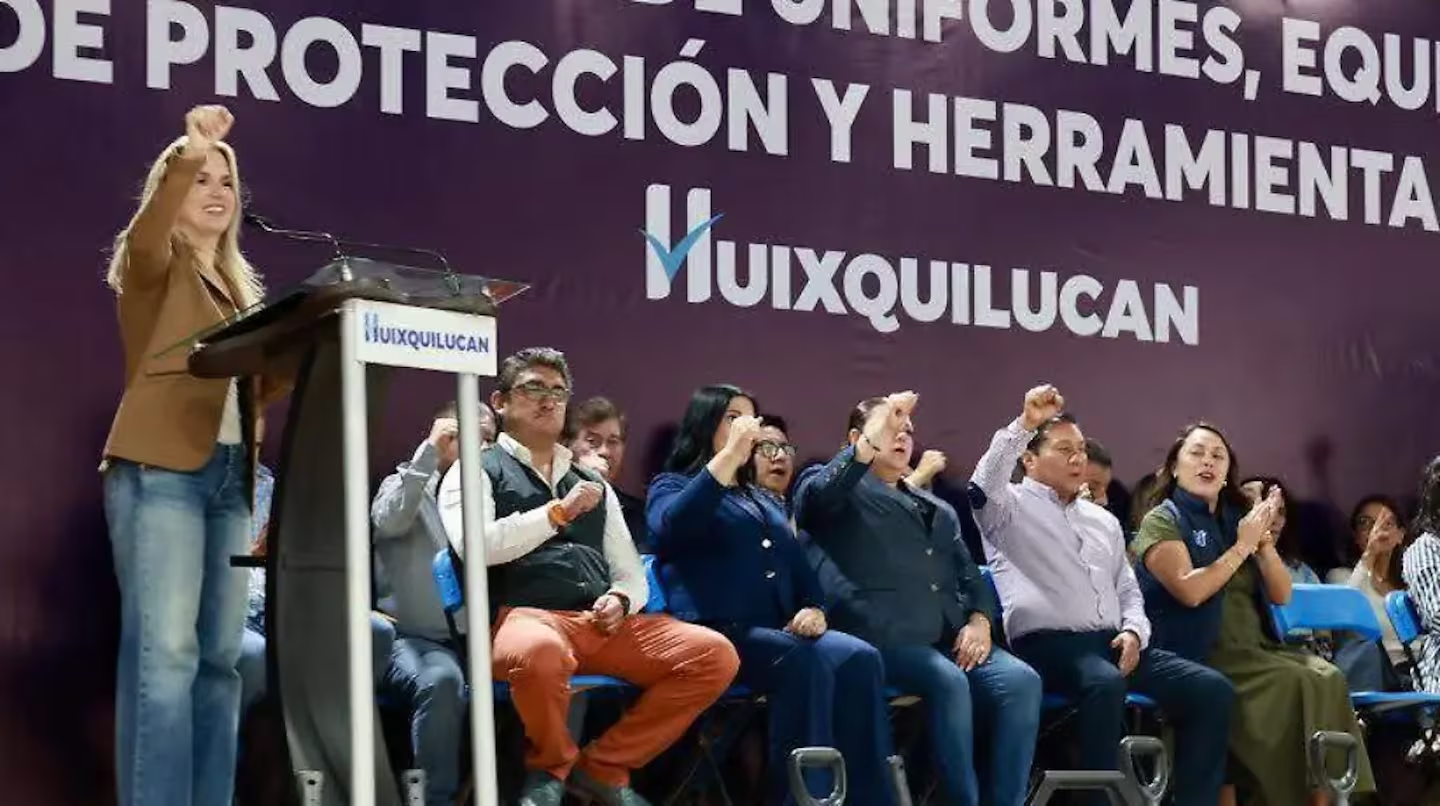 Huixquilucan entrega más de 8 mil 600 uniformes y herramientas a servidores públicos
