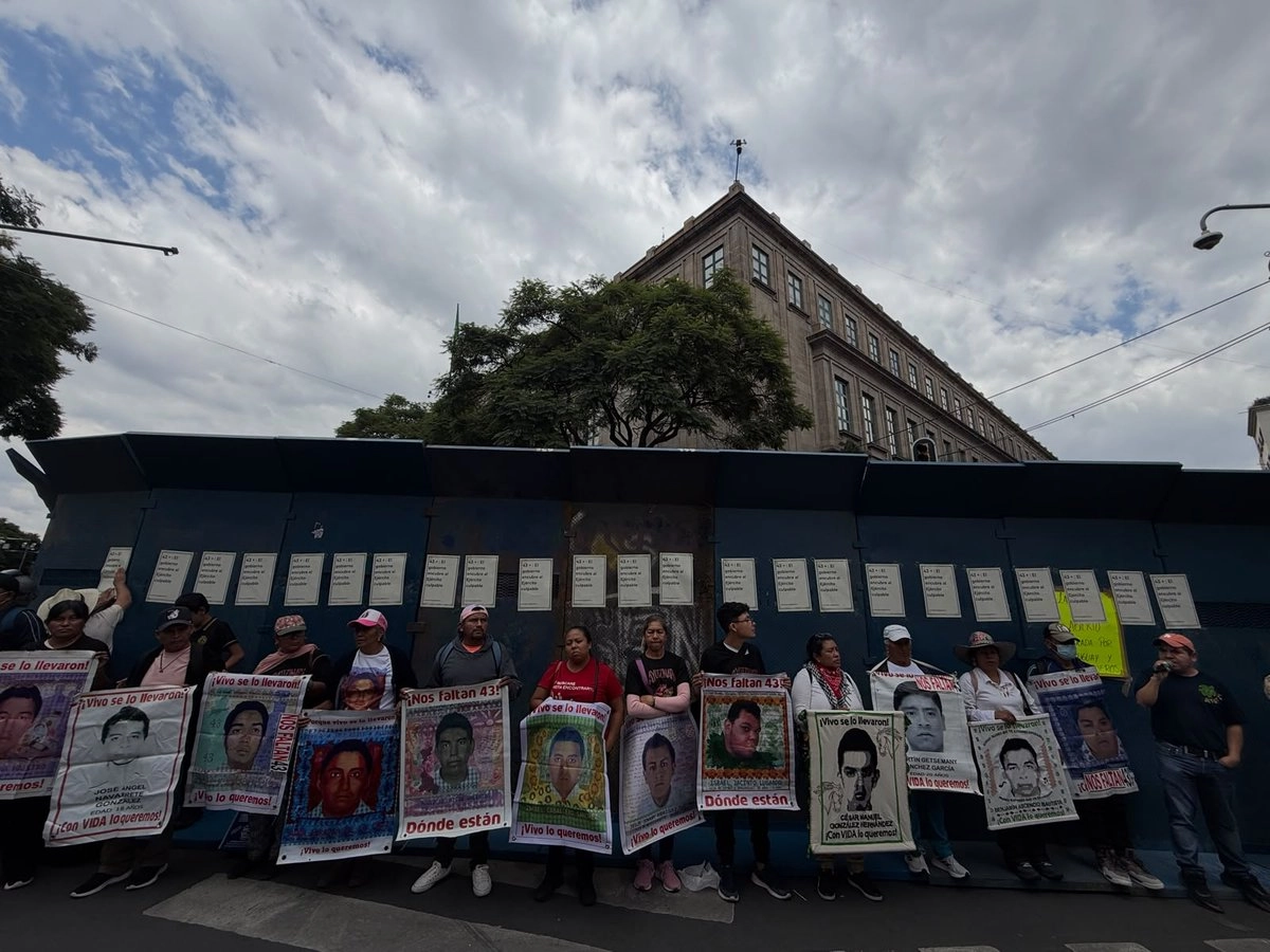 SCJN acuerda revisar con familias de los 43 expedientes sobre Ayotzinapa